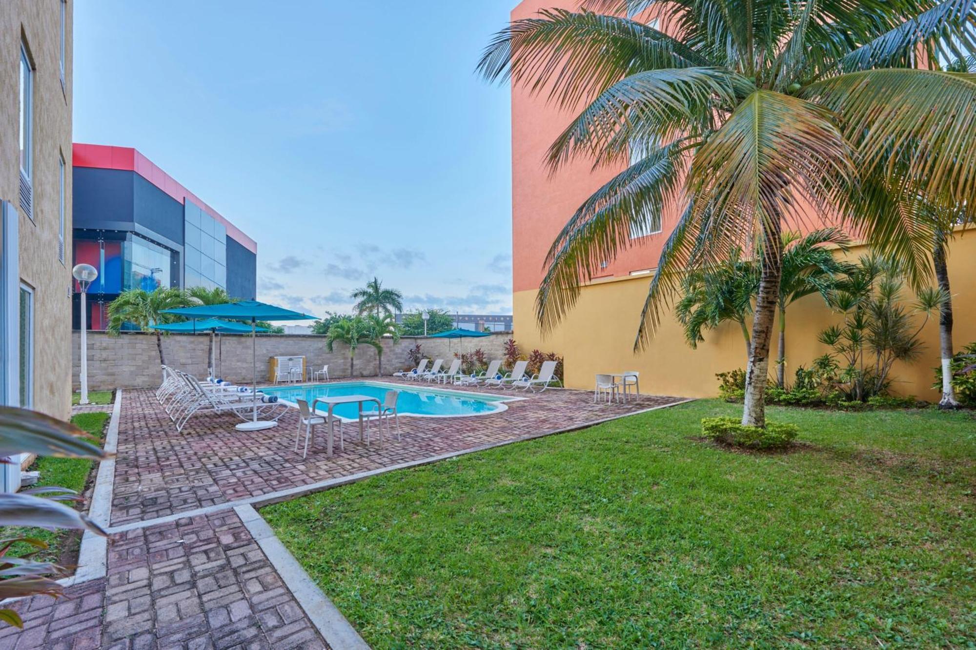 City Express Junior By Marriott Cancun Hotel Exterior photo